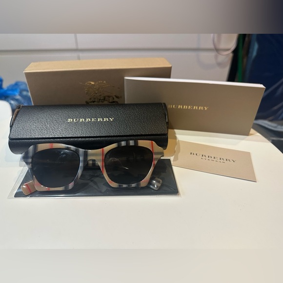 Burberry Vintage Check Square Frame Sunglasses, Excellent Condition - Picture 2 of 11